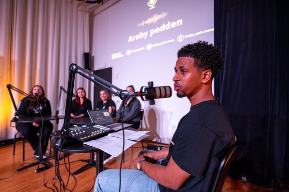 Live-podcast_med_Araby-podden-web-Fotograf_Pe.width-1920